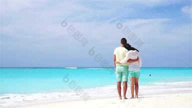 快乐家庭海滩年轻的情人享受度蜜月慢运动视频